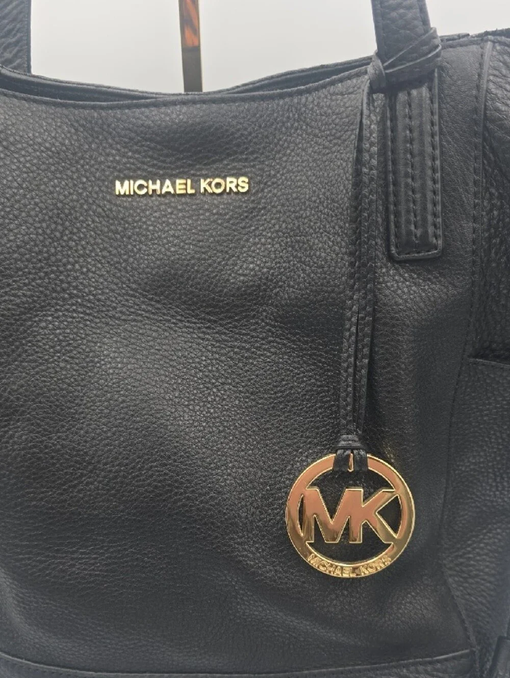 Michael Kors Black Pebbled Leather Tassle Large Tote W/ Gold MK Charm (EUC)✨️🖤✨